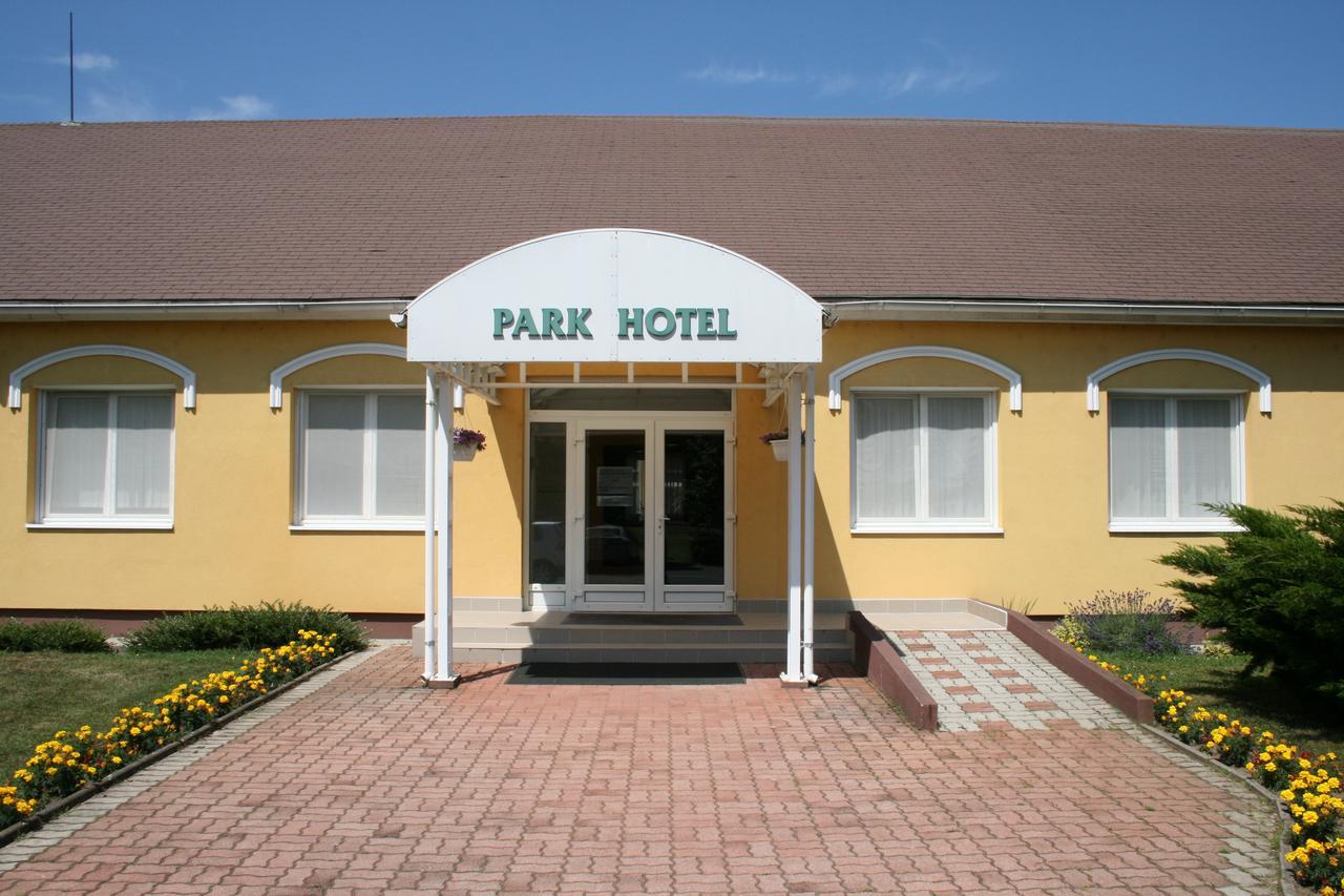 Park Hotel Es Rendezveny Centrum Babolna Exterior photo