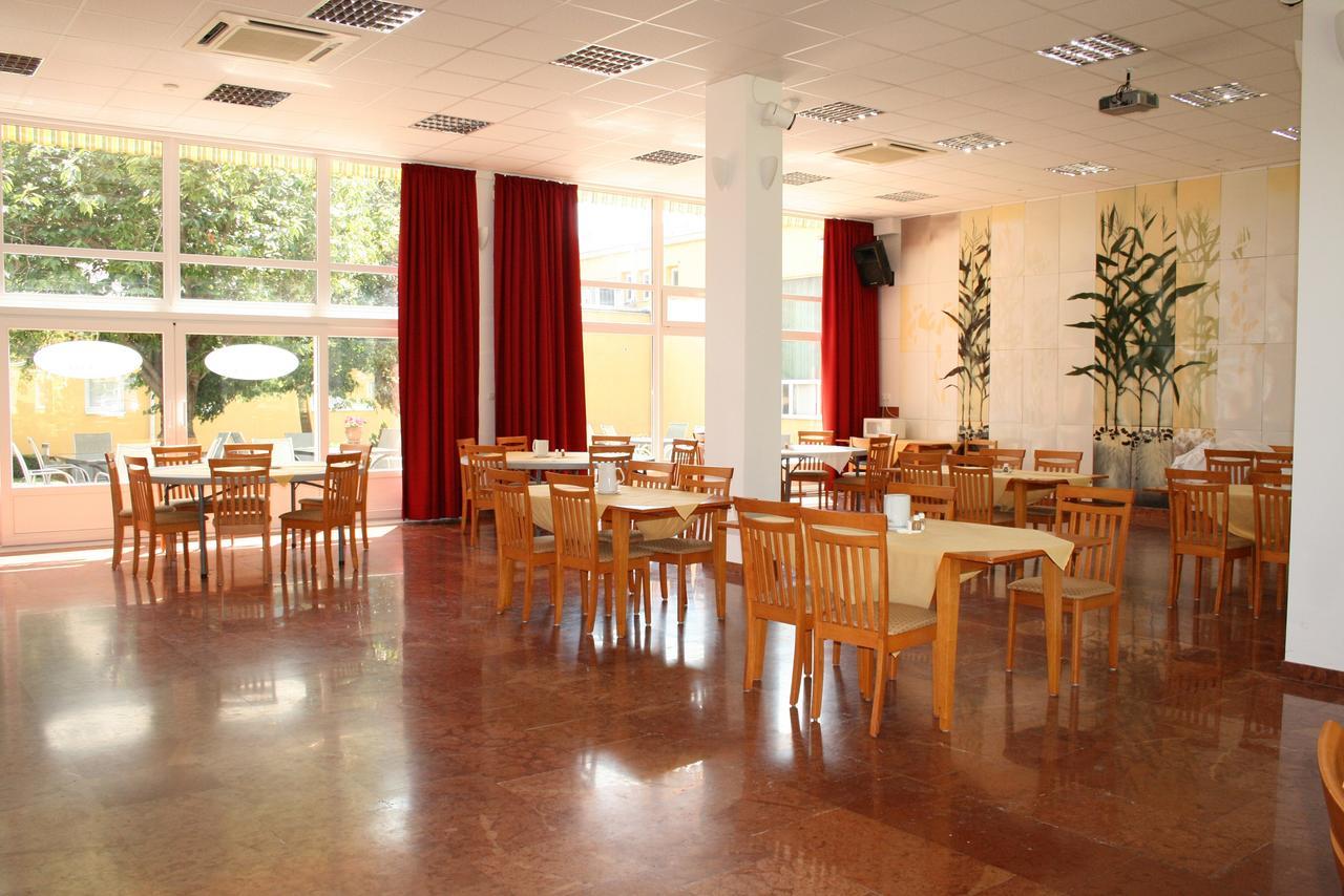 Park Hotel Es Rendezveny Centrum Babolna Exterior photo