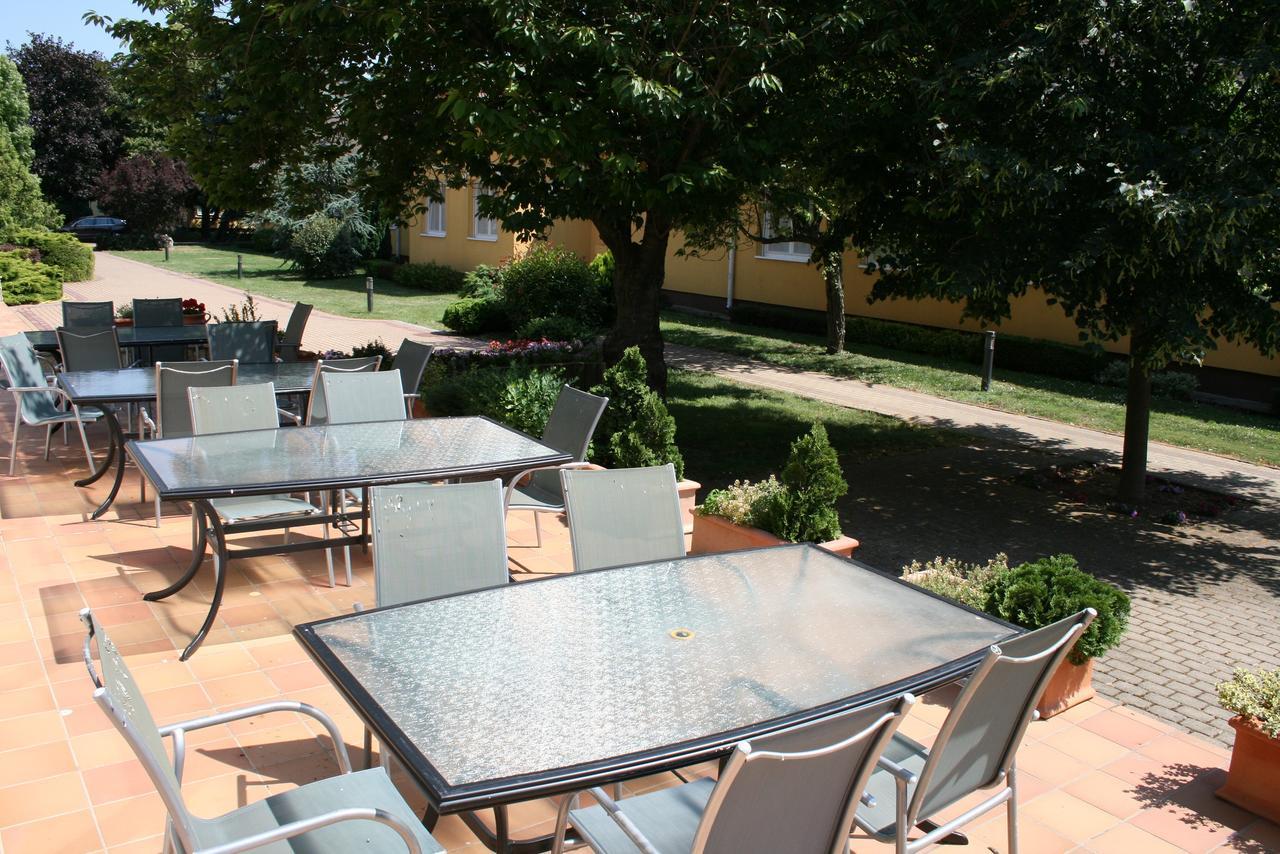 Park Hotel Es Rendezveny Centrum Babolna Exterior photo