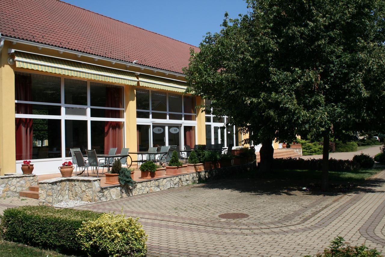 Park Hotel Es Rendezveny Centrum Babolna Exterior photo